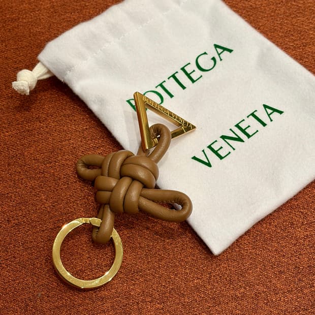 Bottega veneta / 트라이앵글 램스킨 레더 키체인 키링