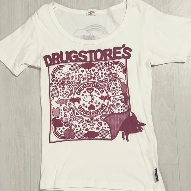 드럭스토어 크림 아이보리 캐릭터 반팔 로걀 너드탑 