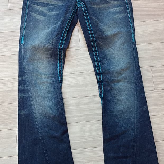 트루릴리젼 터콰이즈 스티치 부츠컷 데님