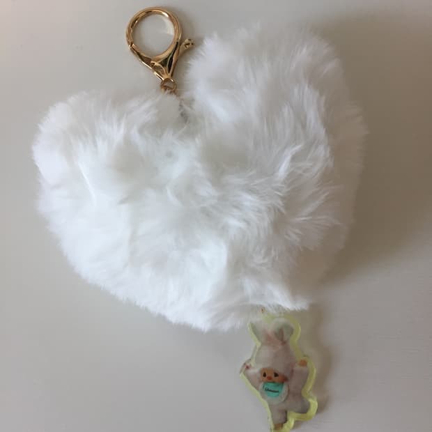 ☁️ 몬치치 하트 퍼 키링 🤍