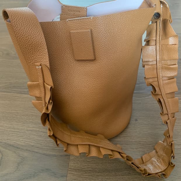 럭키슈에뜨x쿠론 콜라보 버킷백