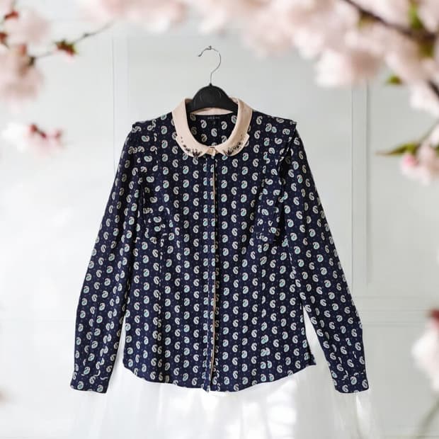 온앤온 on&on 스톤 배색 카라 패턴 블라우스 55