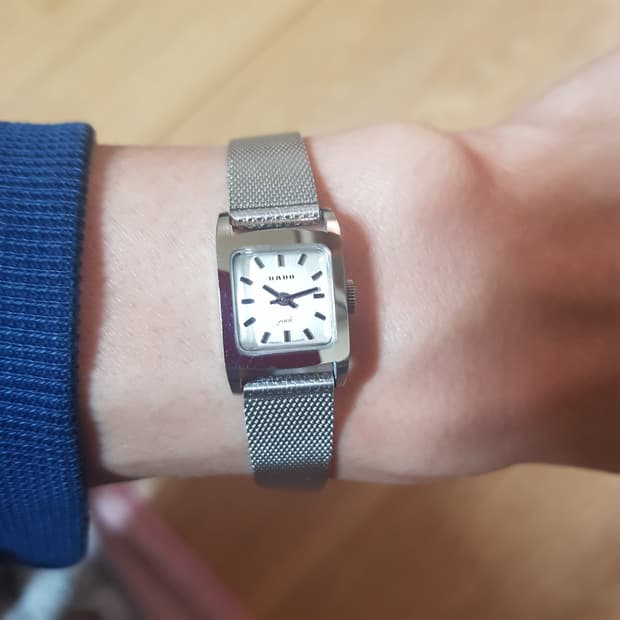 라도 미니사이즈 탱크 태엽 여성시계 팝니다