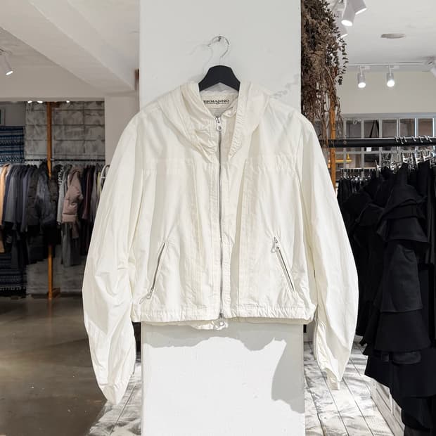 설비노 화이트 나일론 게더링 슬리브 후디 자켓