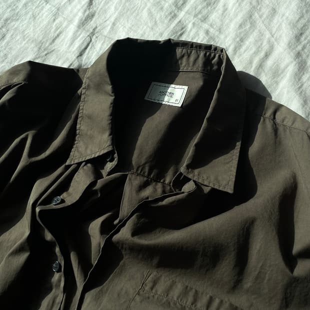 어나더오피스 Bold Garment Shirt (Mild Brown)