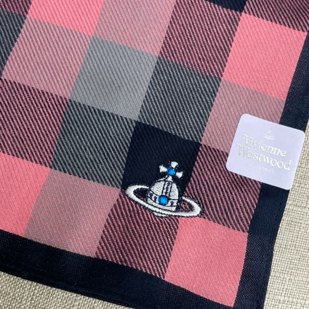 [새상품] 비비안웨스트우드 핑크 체크 손수건 쁘띠스카프