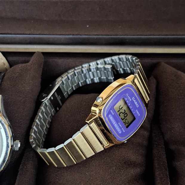 카시오 남녀 공용 골드메탈  시계판매합니다
