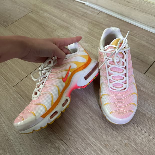 나이키 에어맥스 플러스 선라이즈 