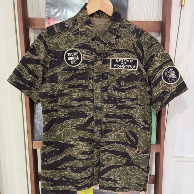 히스테릭 글래머 고질라 카모 반팔 셔츠