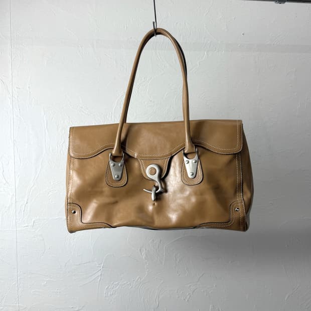 Cnkw 스위블 클로저 숄더백