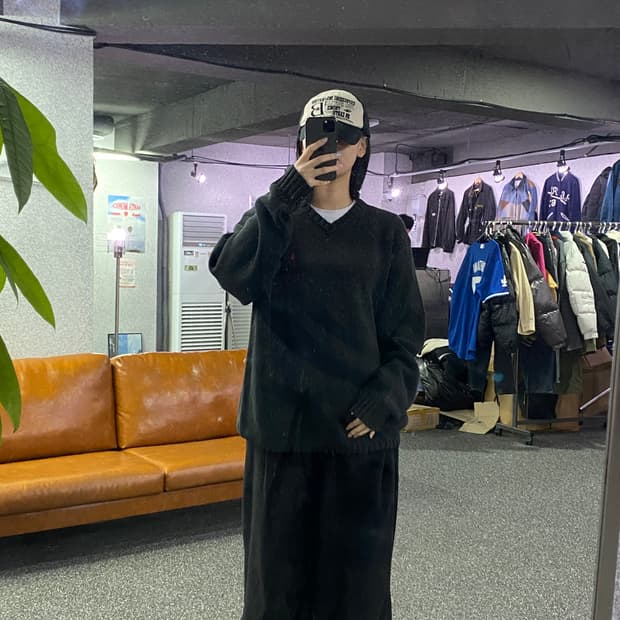 폴로 브이넥 코튼 블랙 니트 B3187