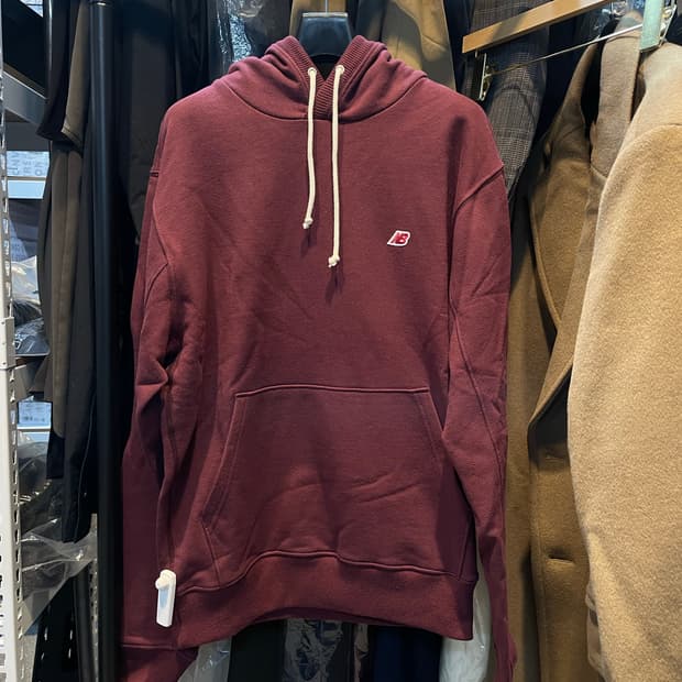 (정품/새상품) 뉴발란스 공용 버건디 NB 자수 로고 후드티