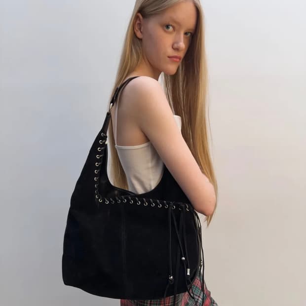 여밈 스웨이드 백