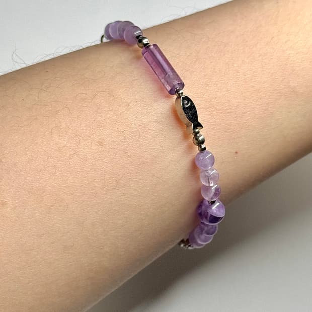 (핸드메이드) 천연석 자수정 물고기 체인 원석팔찌