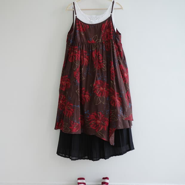 AS KNOW AS DE BASE 
• 레드 플라워 브라운 코튼 원피