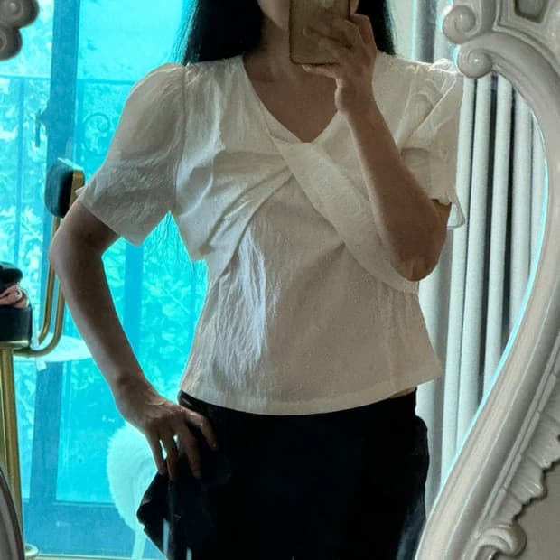 드헤베 리본꼬임 퍼프소매 블라우스