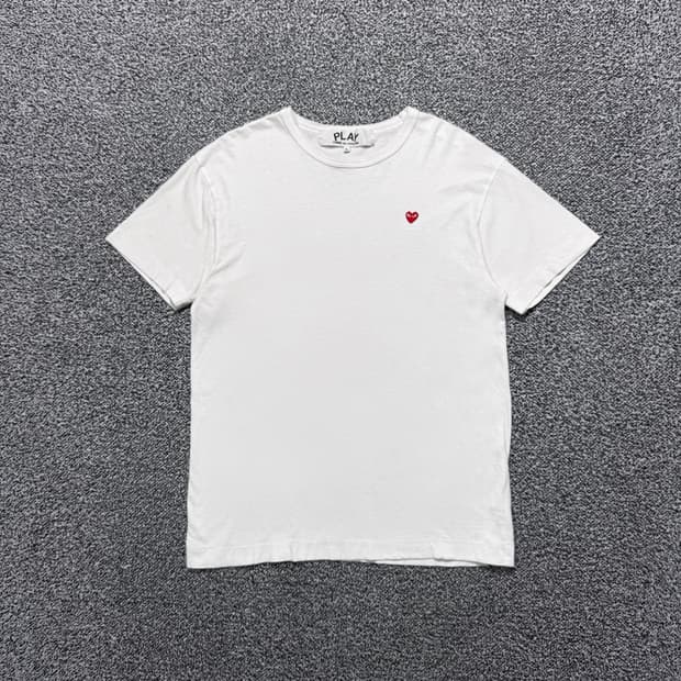Name : 꼼데가르송 스몰로고 화이트컬러 반팔티 :)