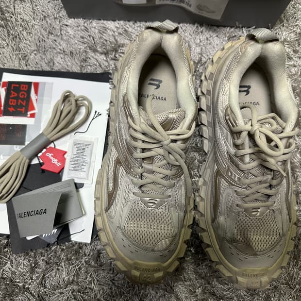 [42] 발렌시아가 디펜더 베이지