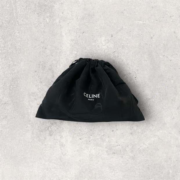 셀린느 블랙 더스트백 (B300)