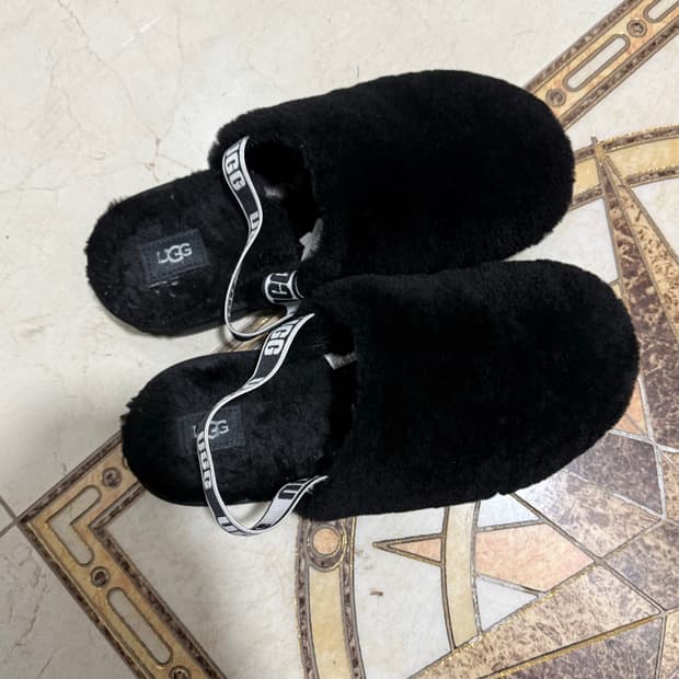 어그 플러프 예 클로그 블랙