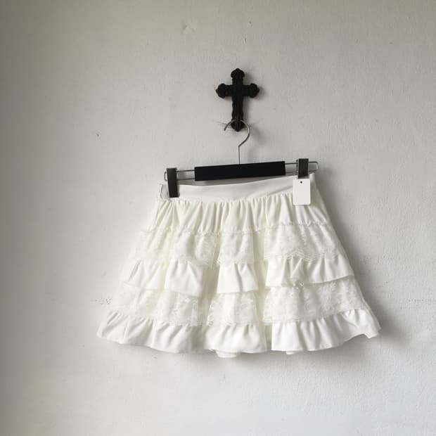 Lace trimming layer mini skirt