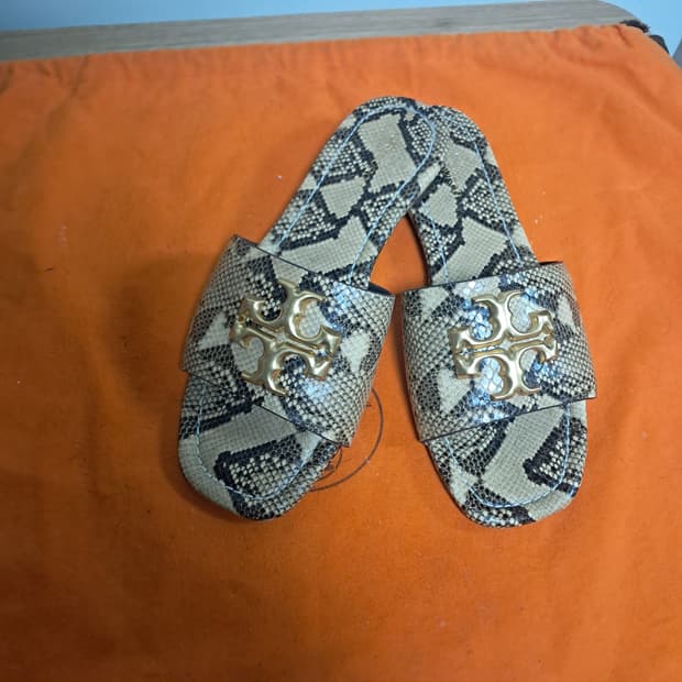 토리버치 뱀피 패턴 플랫 샌들 슬리퍼 5.5 약225