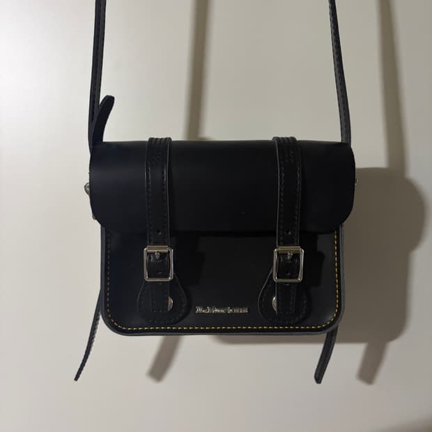 닥터마틴 7인치 사첼백