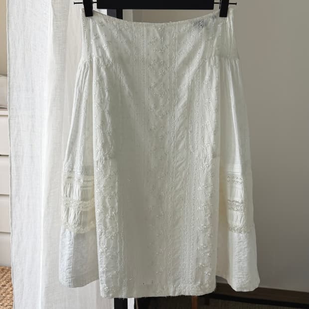 Comme des tricot broderie midi skirt