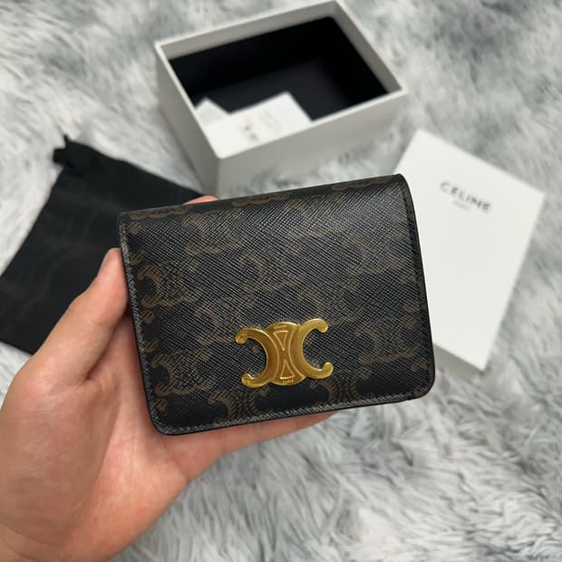 (새상품급) 셀린느 트리옹프 컴팩트 지갑 (크림)