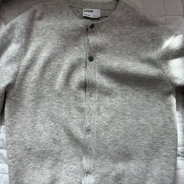 로건 백 멜란지 가디건