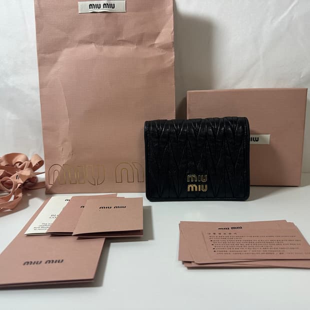 미우미우 마틀라쎄 반지갑 블랙 (OS)