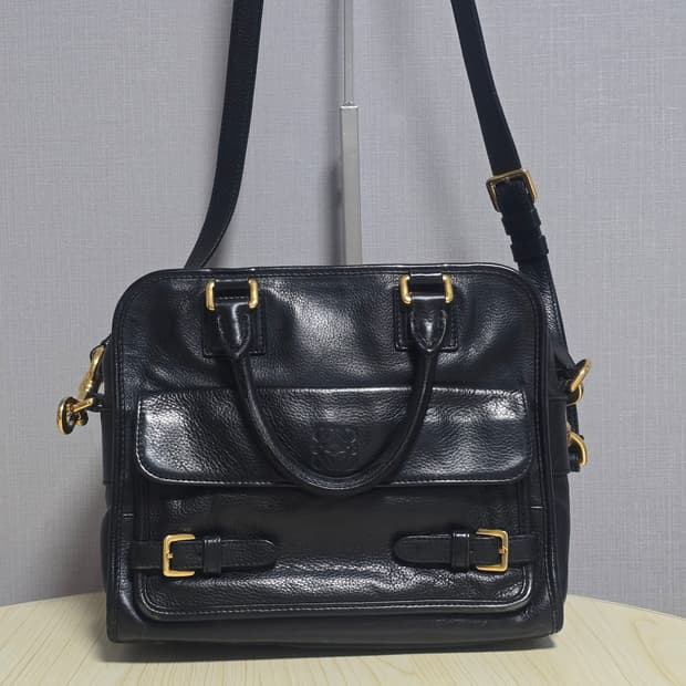 로에베 마드리드 그레인 카프스킨 크루즈백