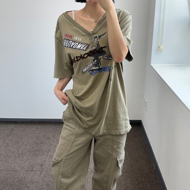 Fubu 후부 그래픽 포인트 브이 헨리넥 카키 반팔