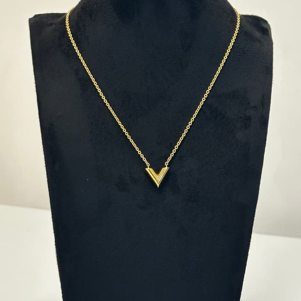 A+ / 루이비통 V 에센셜 네크리스 골드