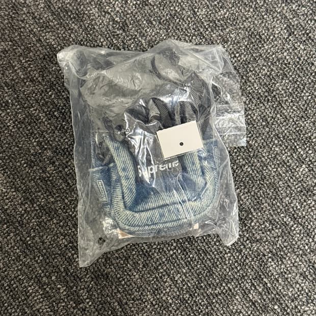 슈프림 데님 미니 유틸리티 백 워시드 인디고 - 25FW