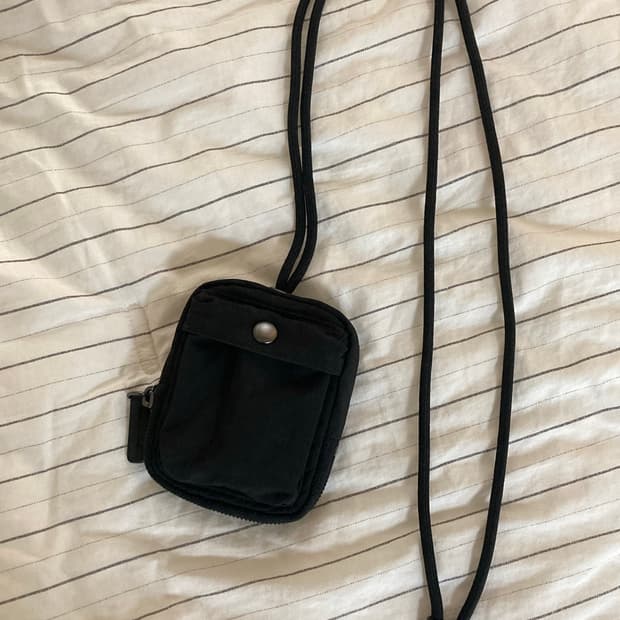 코스 미니 크로스바디 파우치 (블랙) 판매해요!