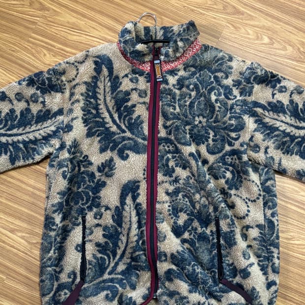 캐피탈 다마스크 패턴 플리스 집 블루존 베이지