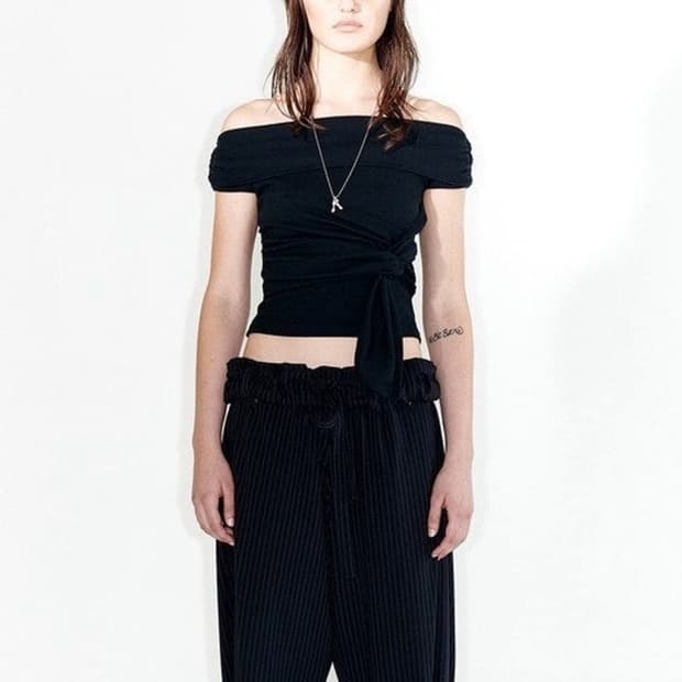 오픈와이와이 노티드 오프숄더탑