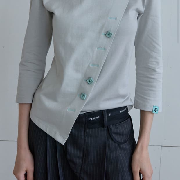 헤레틱 BUTTON CROSS T-SHIRT / grey