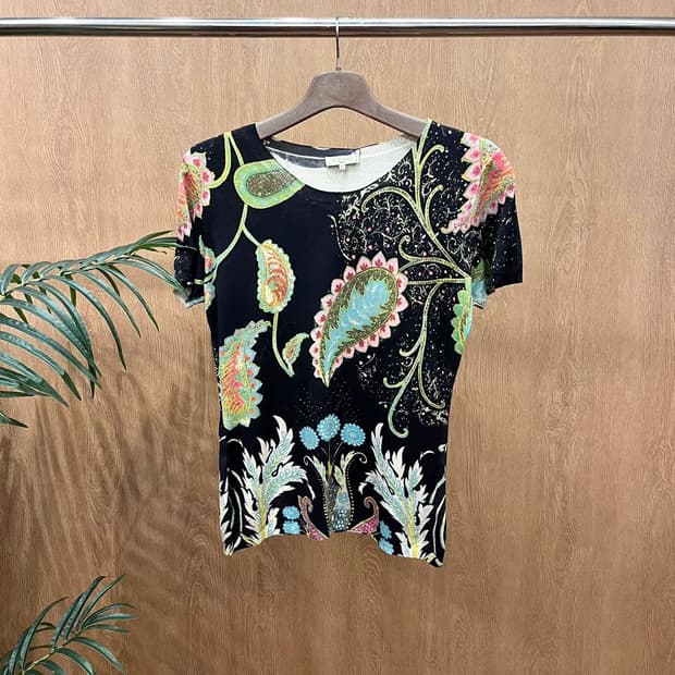 에트로 반팔 니트 페이즐리 플라워 패턴 라운드넥 디테일 레귤러핏 블랙