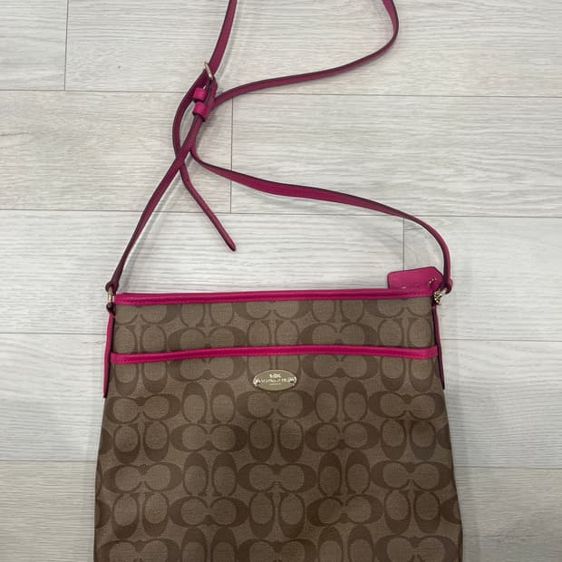 코치 시그니처 크로스백 브라운/핑크
