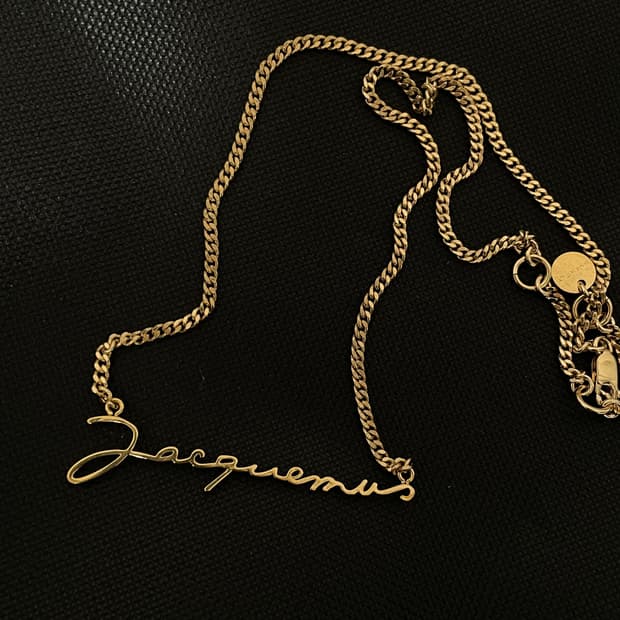자크뮈스 골드 레터링 목걸이