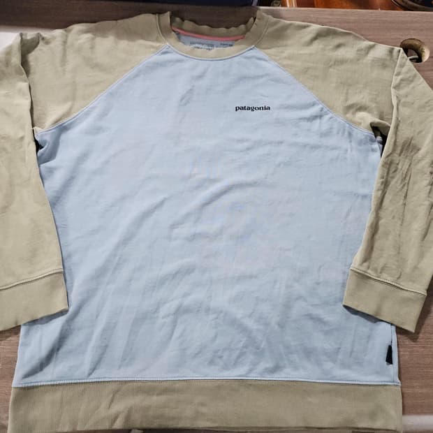 파타고니아 스모크블루 카키배색백프린팅 맨투맨 L