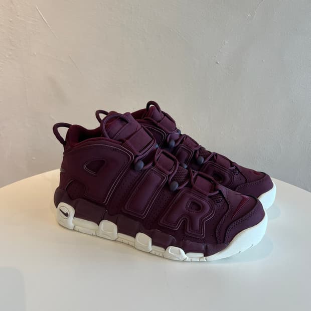 [US8/260] 나이키 에어 모어 업템포 '나이트 마룬' (921949