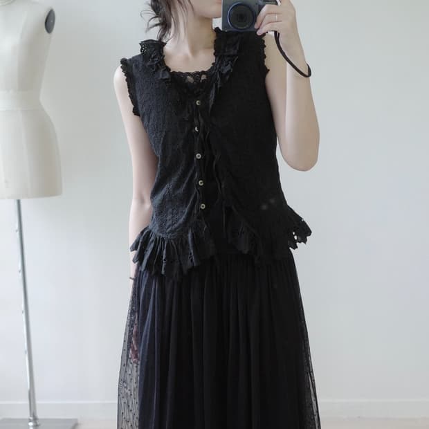 Noir eyelet lace ribbon vest