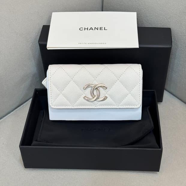 새제품 샤넬 클래식 똑딱이 플랩 지갑 