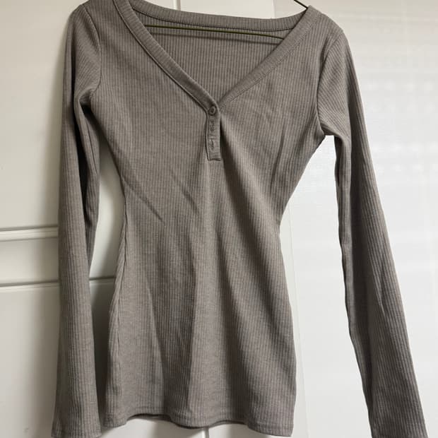 골지 브이넥 버튼탑