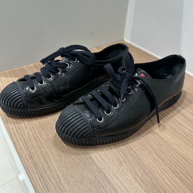 프라다 애나멜 스니커즈 블랙(35.5)