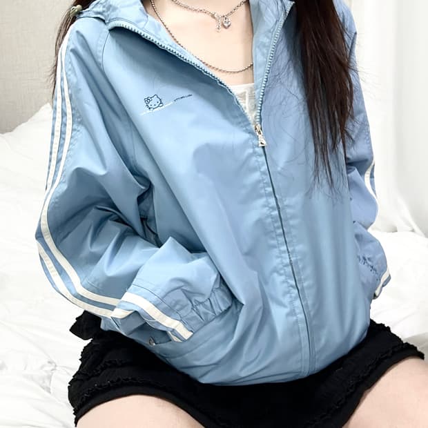 헬로키티 하늘 빅로고 바람막이