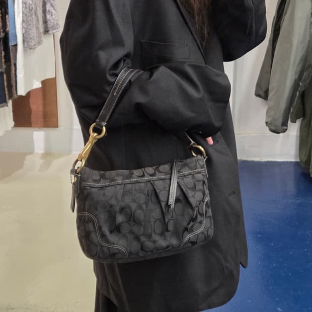 Coach 코치 블랙 모노그램 시그니쳐 숄더 백
